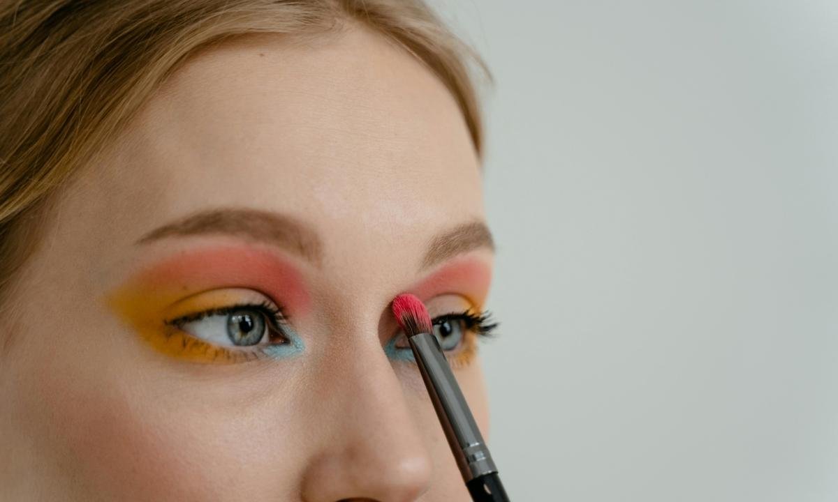 Make de 2026 decreta fim da era clean girl e aposta no completo oposto