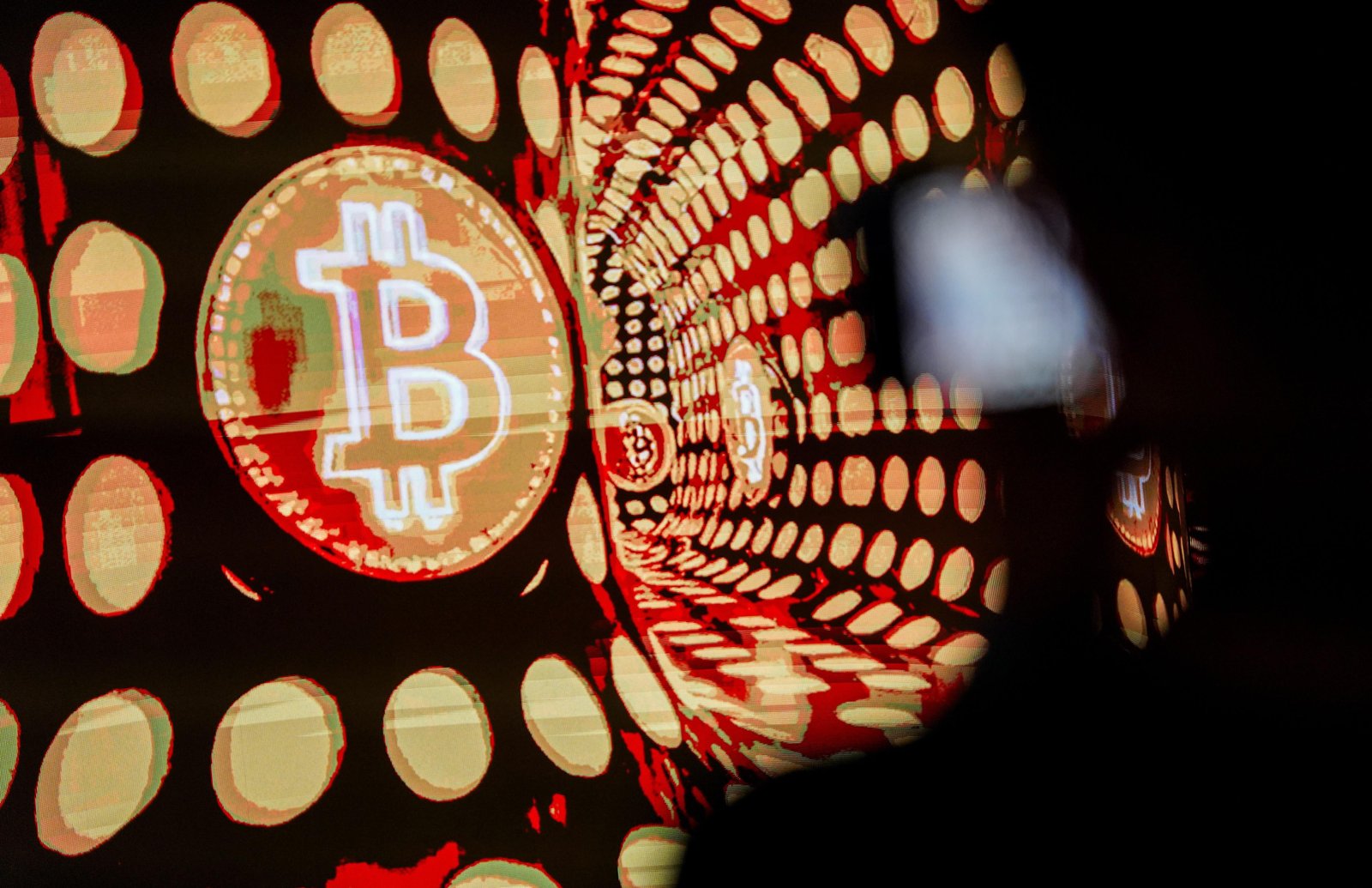 Bitcoin cai abaixo dos US$ 64.000 após ataque dos EUA e Israel ao Irã