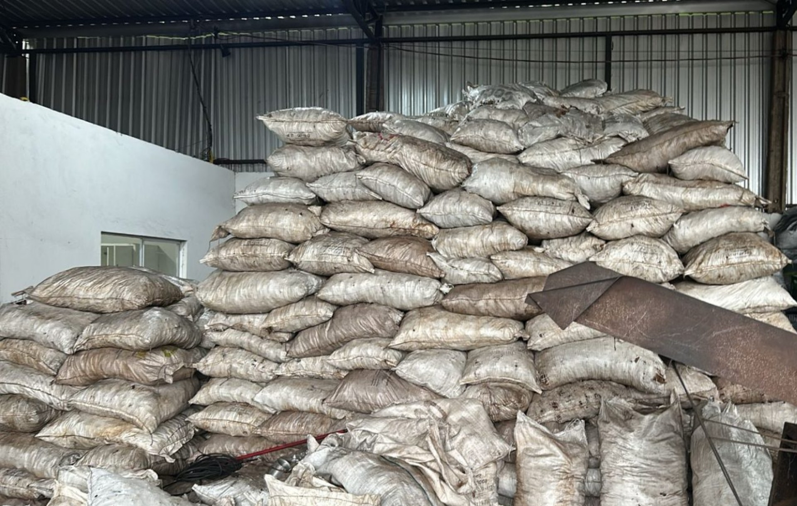 Polícia fecha carvoaria clandestina e prende gerente e dono | G1