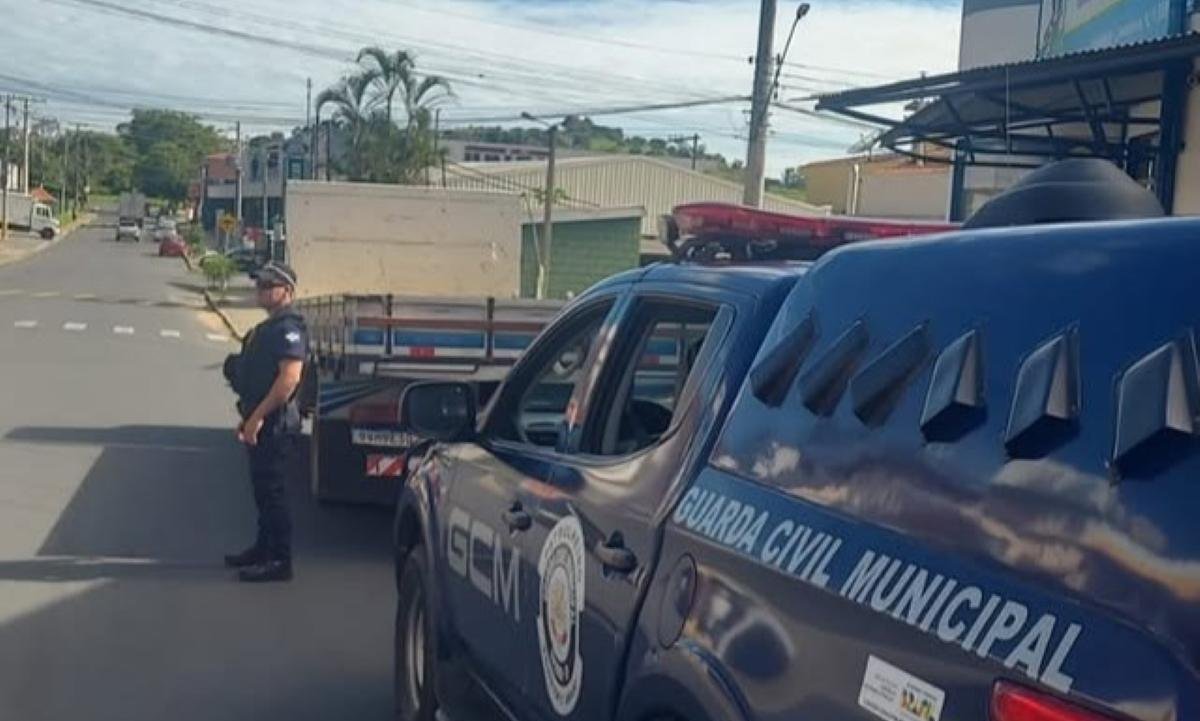 Adolescente é flagrado fazendo entregas com caminhão a pedido do pai