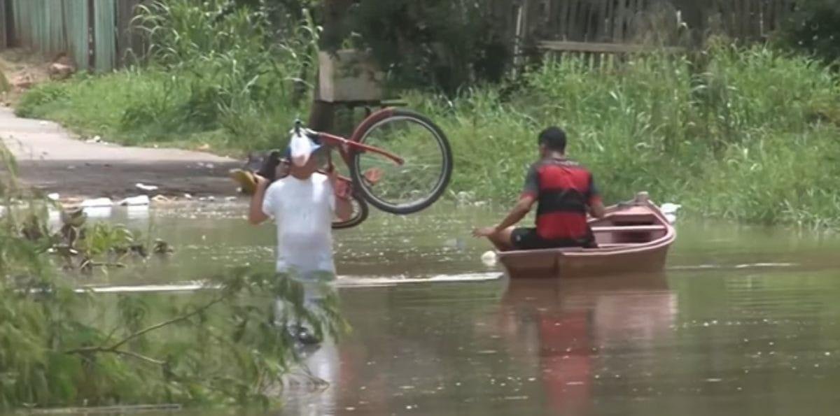 Rio Acre ultrapassa cota de transbordamento e atinge 12 mil pessoas