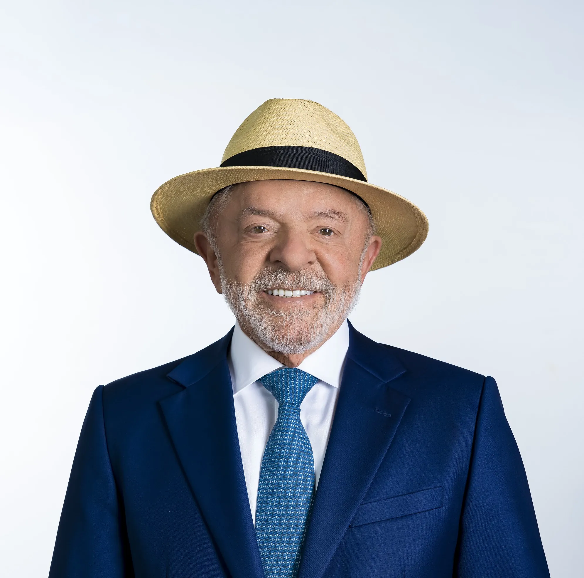 Lula de chapéu na urna: Ministério Público Eleitoral defende liberar foto de presidente com acessório