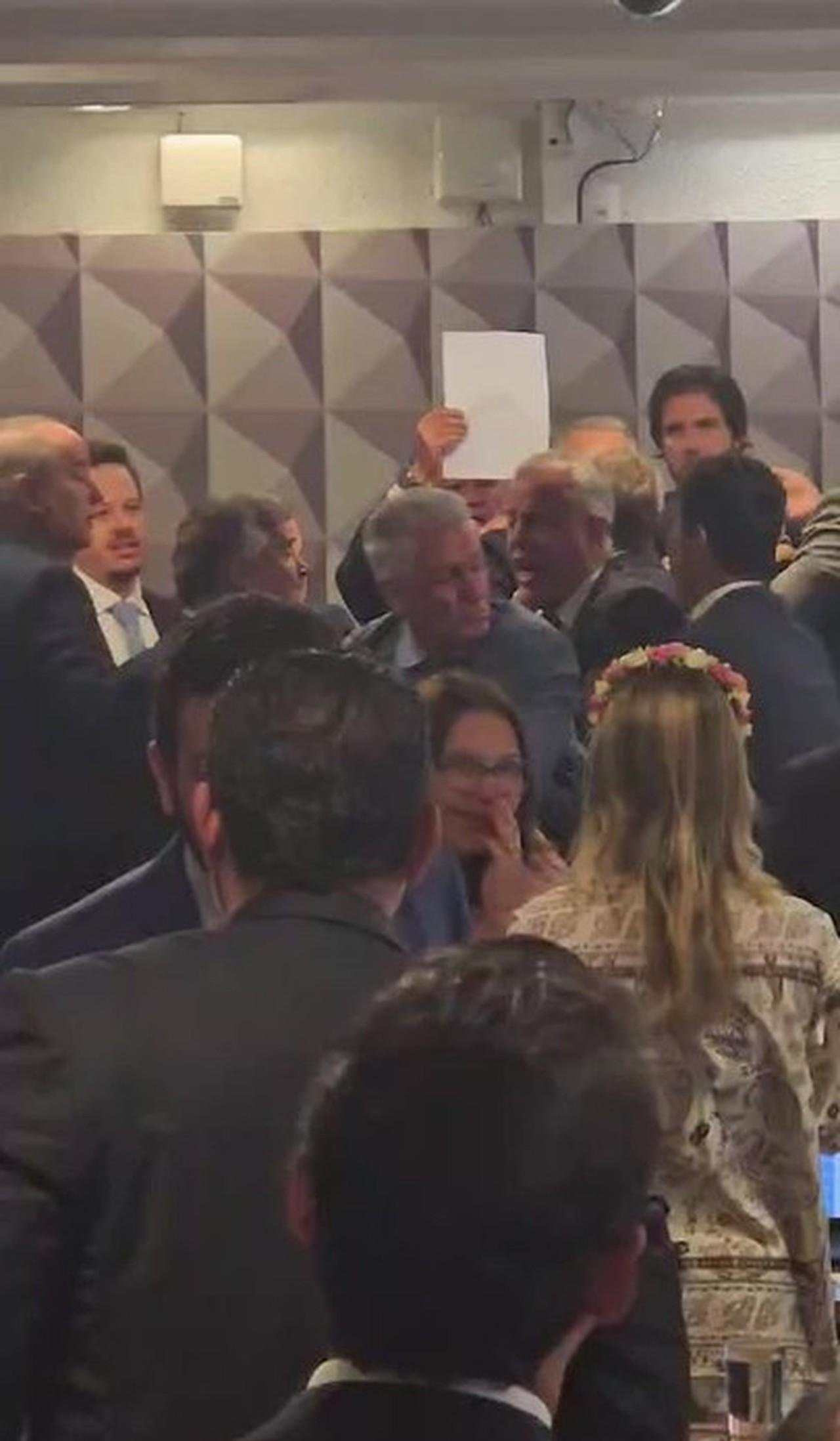 Deputado do PT dá tapa em parlamentar do Novo durante confusão na CPI do INSS e depois pede desculpas; veja o vídeo