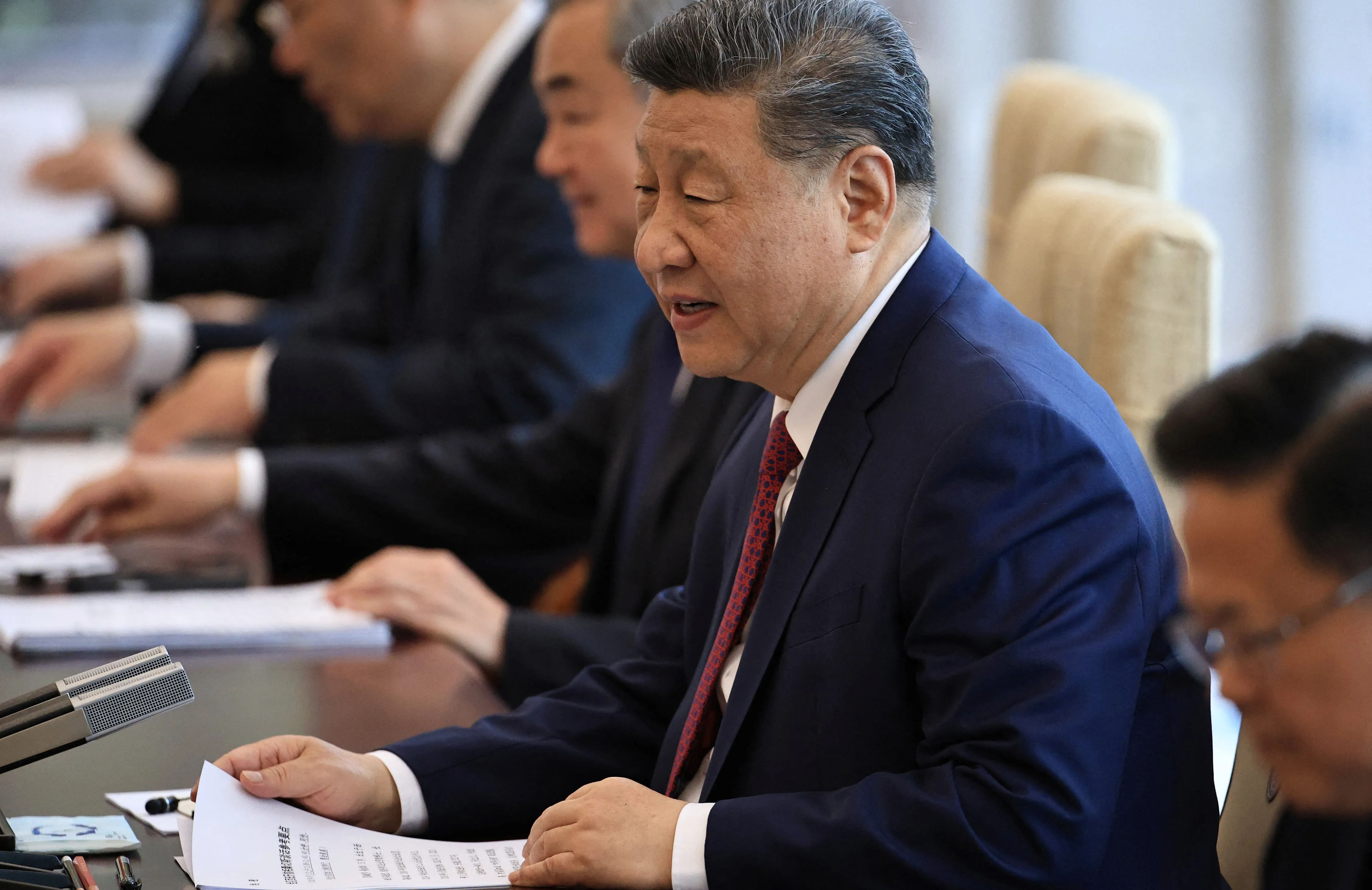 China critica novas tarifas dos EUA e se aproxima do Brasil em meio à tensão comercial