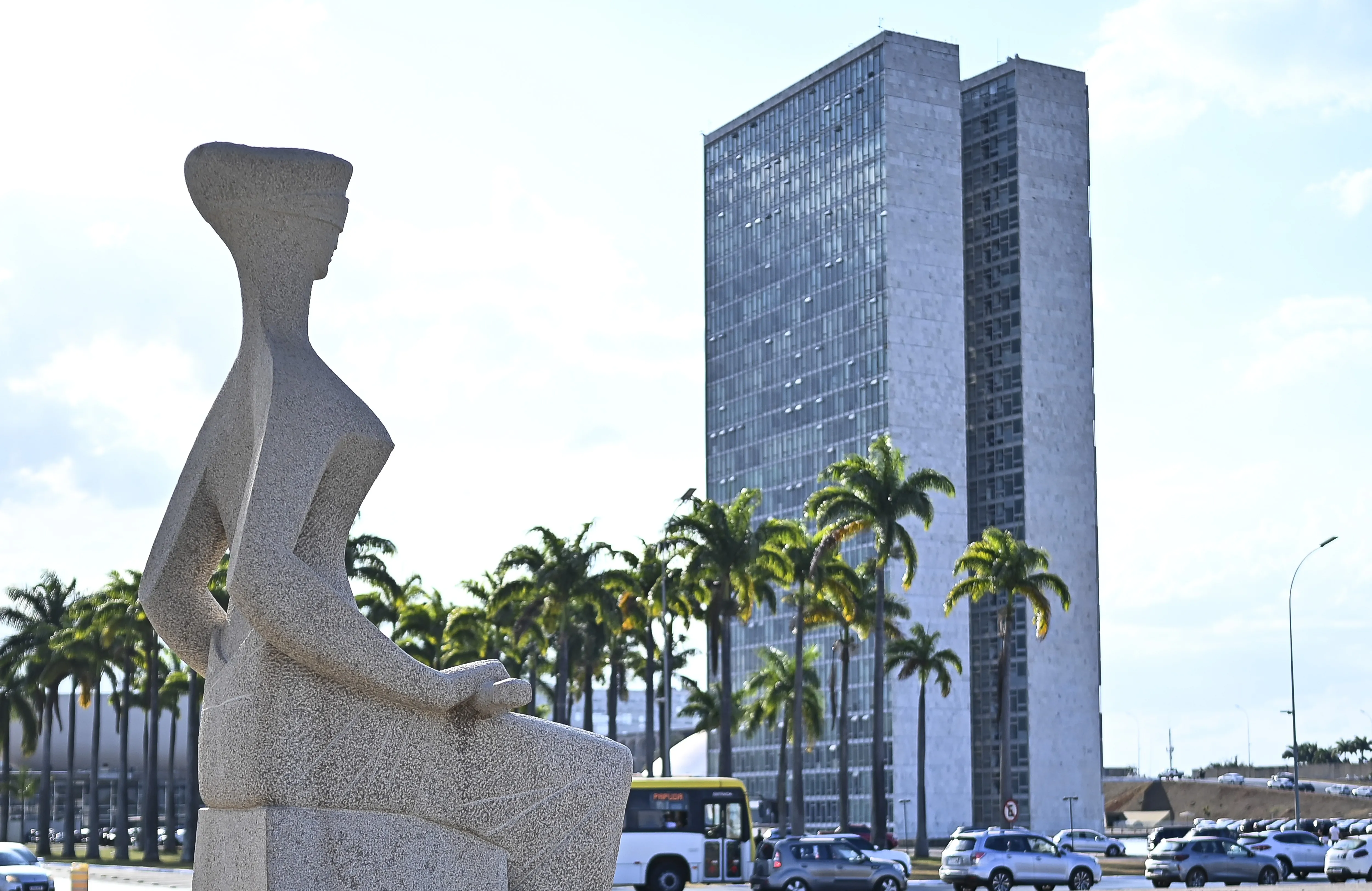 STF limita extras no Judiciário, prevê economia bilionária, mas mantém adicional acima do teto e com possível isenção de IR | G1