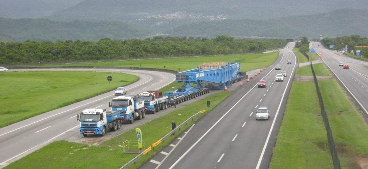 Supercarreta com 380 pneus transporta carga de 540 toneladas para o Rio