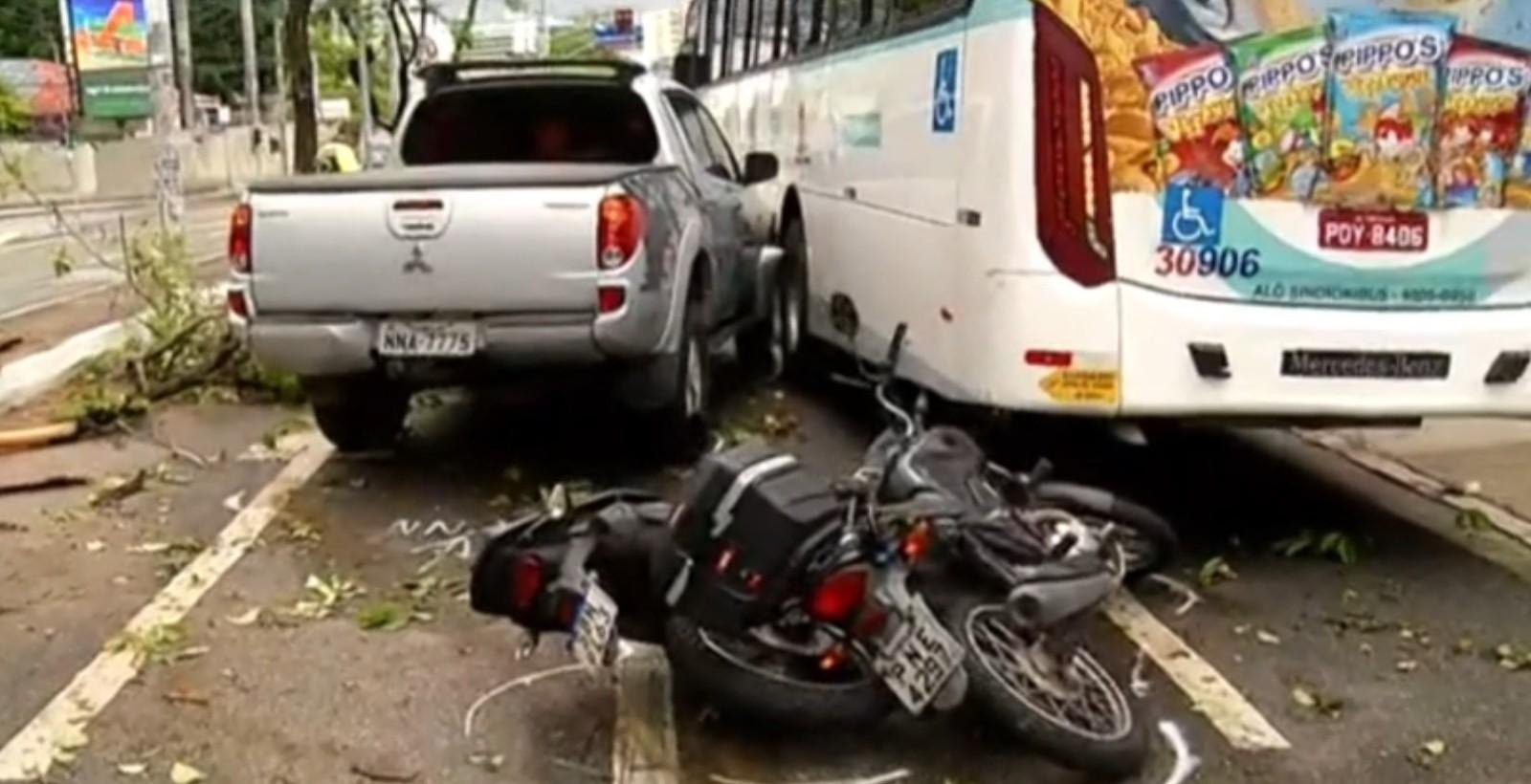 Acidente na Avenida 13 de Maio envolve 5 veículos em Fortaleza | G1