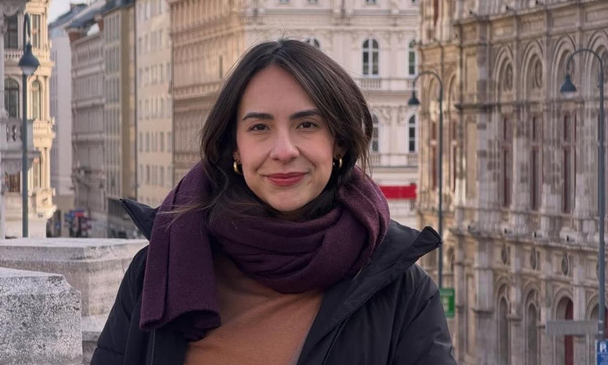 Influencer famosa revela câncer raro associado a implante de silicone