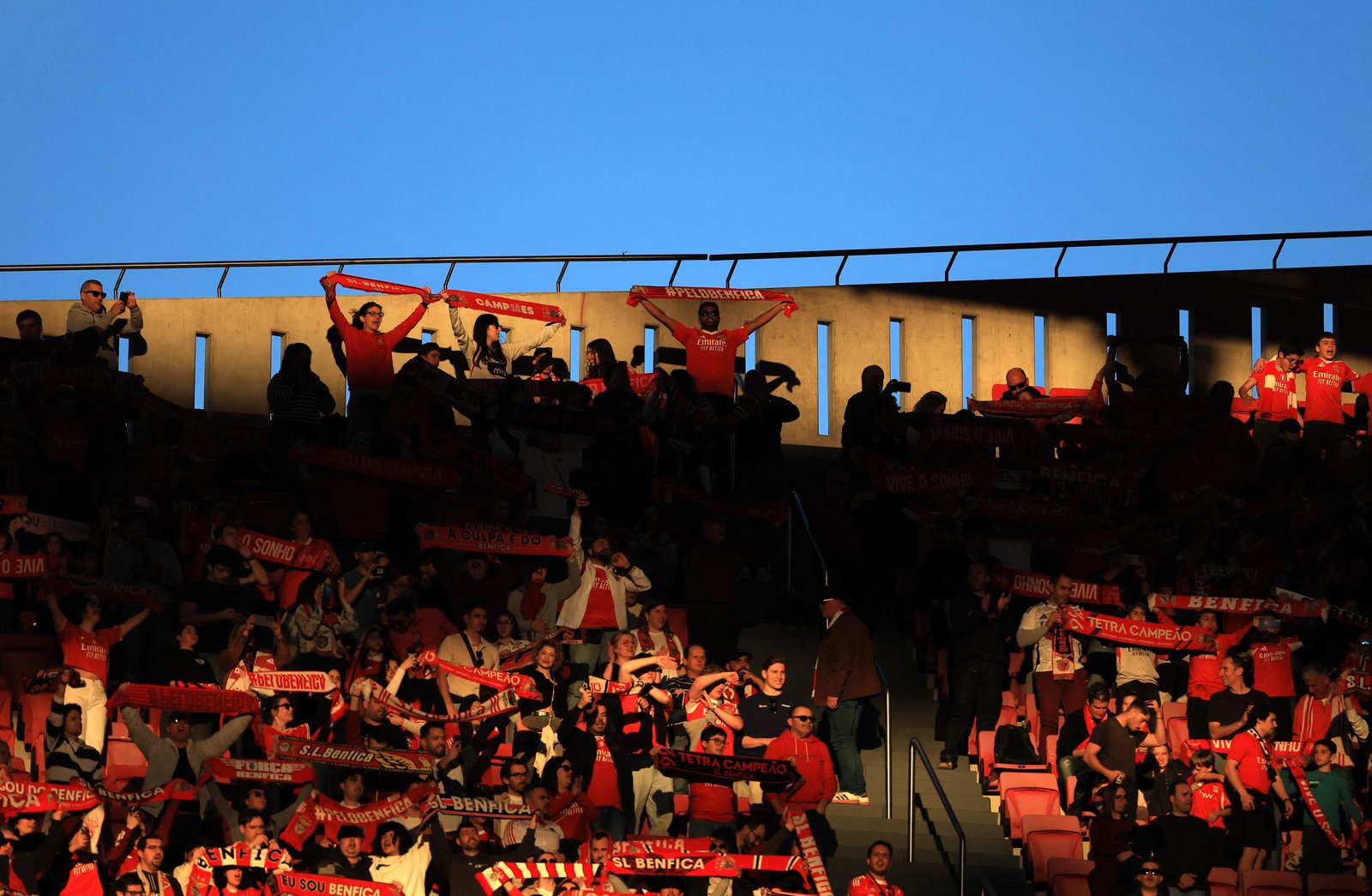 Benfica suspende cinco torcedores suspeitos de racismo durante jogo contra o Real Madrid