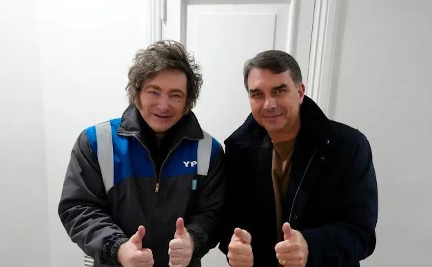 Milei diz a Flávio que “onda azul” chegará ao Brasil neste ano