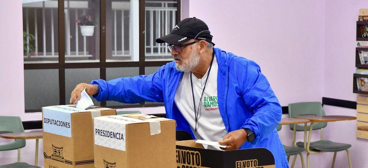 Costa Rica inicia eleição presidencial com favorita que promete combate duro ao narcotráfico