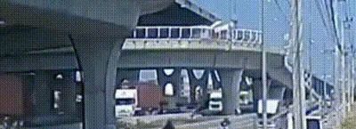 Caminhão de cimento rompe barreira de viaduto e despenca na Tailândia; vídeo