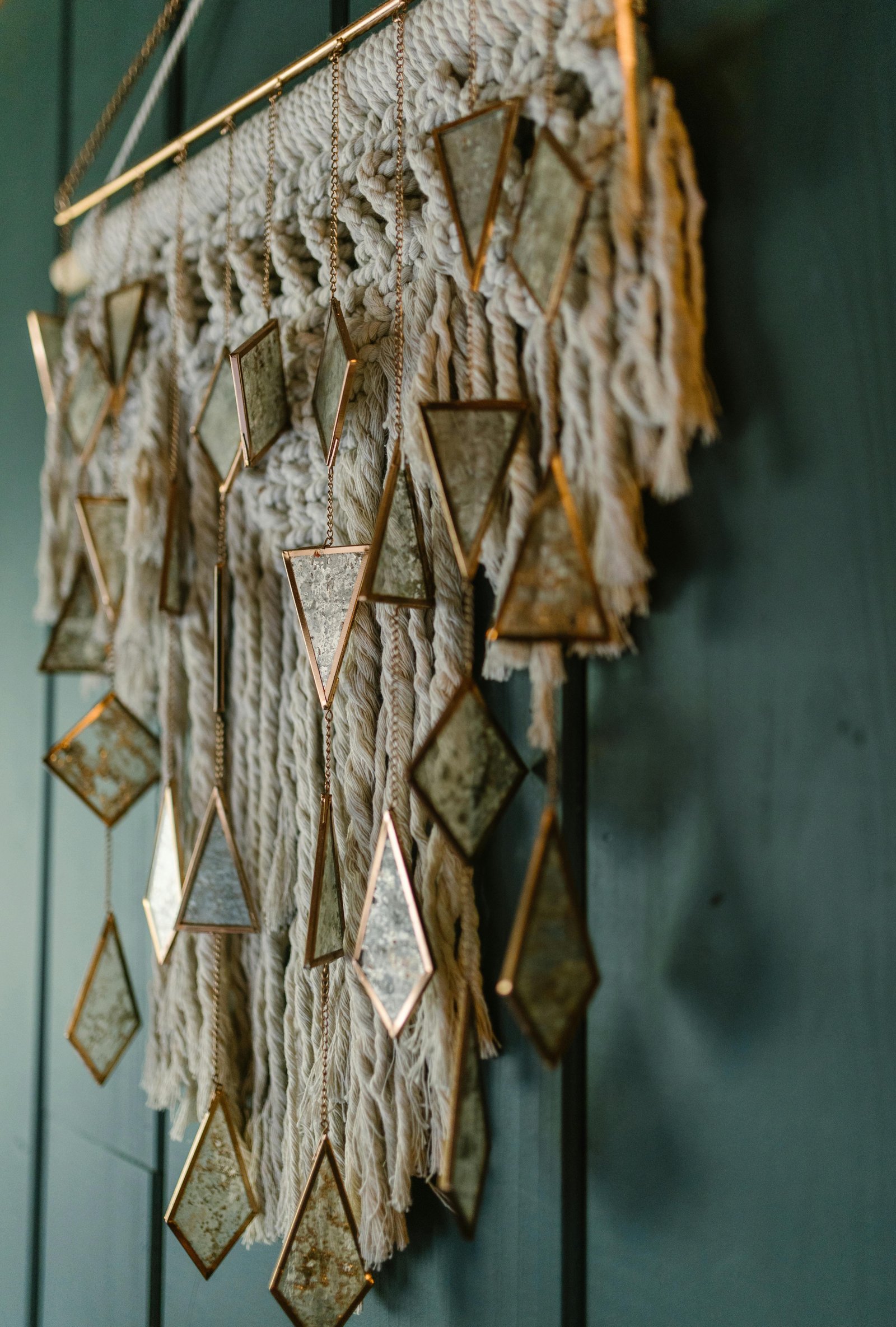 Menos quadros e espelhos, e mais criatividade com novas tendências para decoração de paredes