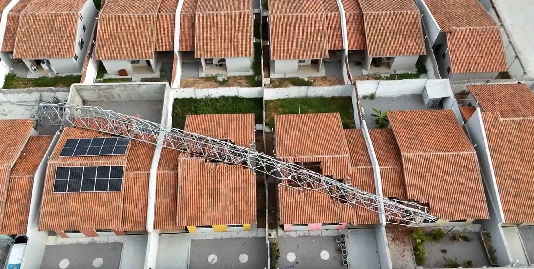 Antena de telefonia cai sobre quatro casas na Grande Natal