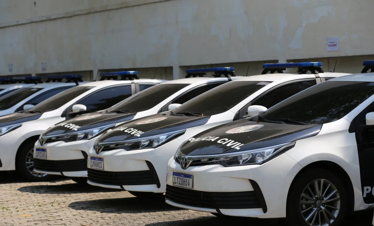 Polícia Civil faz operação contra grupo que usava carros clonados para roubar comércios no Rio; duas pessoas foram presas