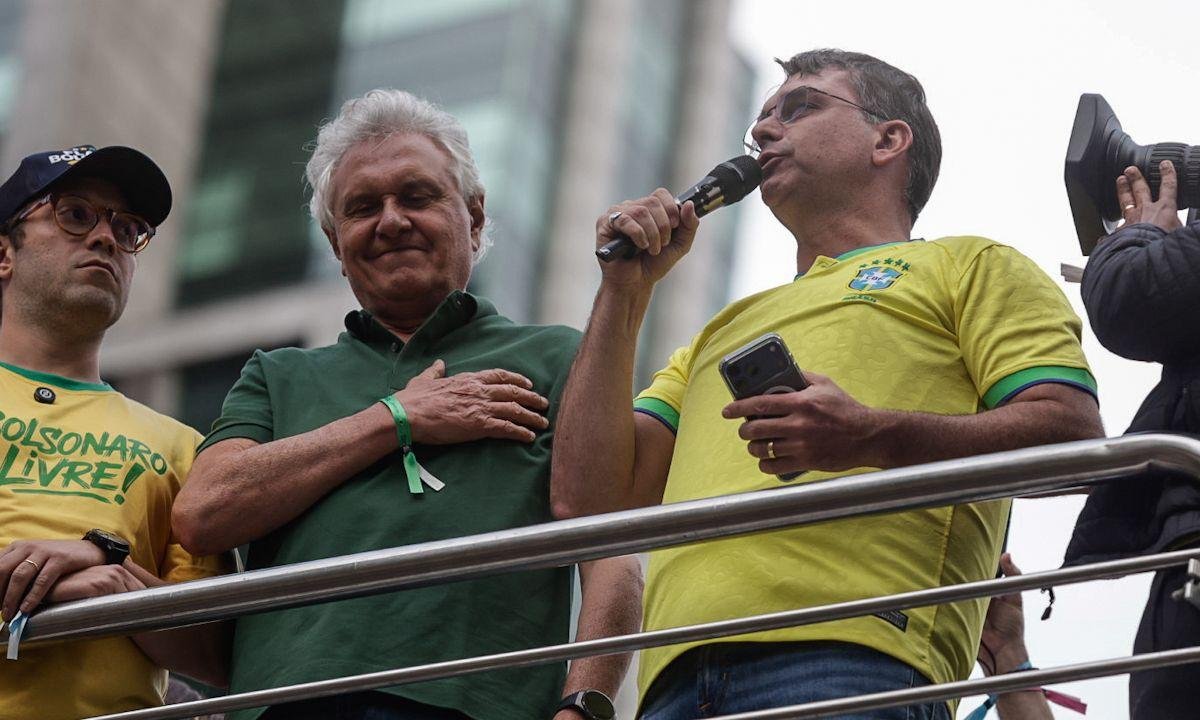 Em ato, Flávio acena às mulheres, ataca Lula e poupa ministros do STF