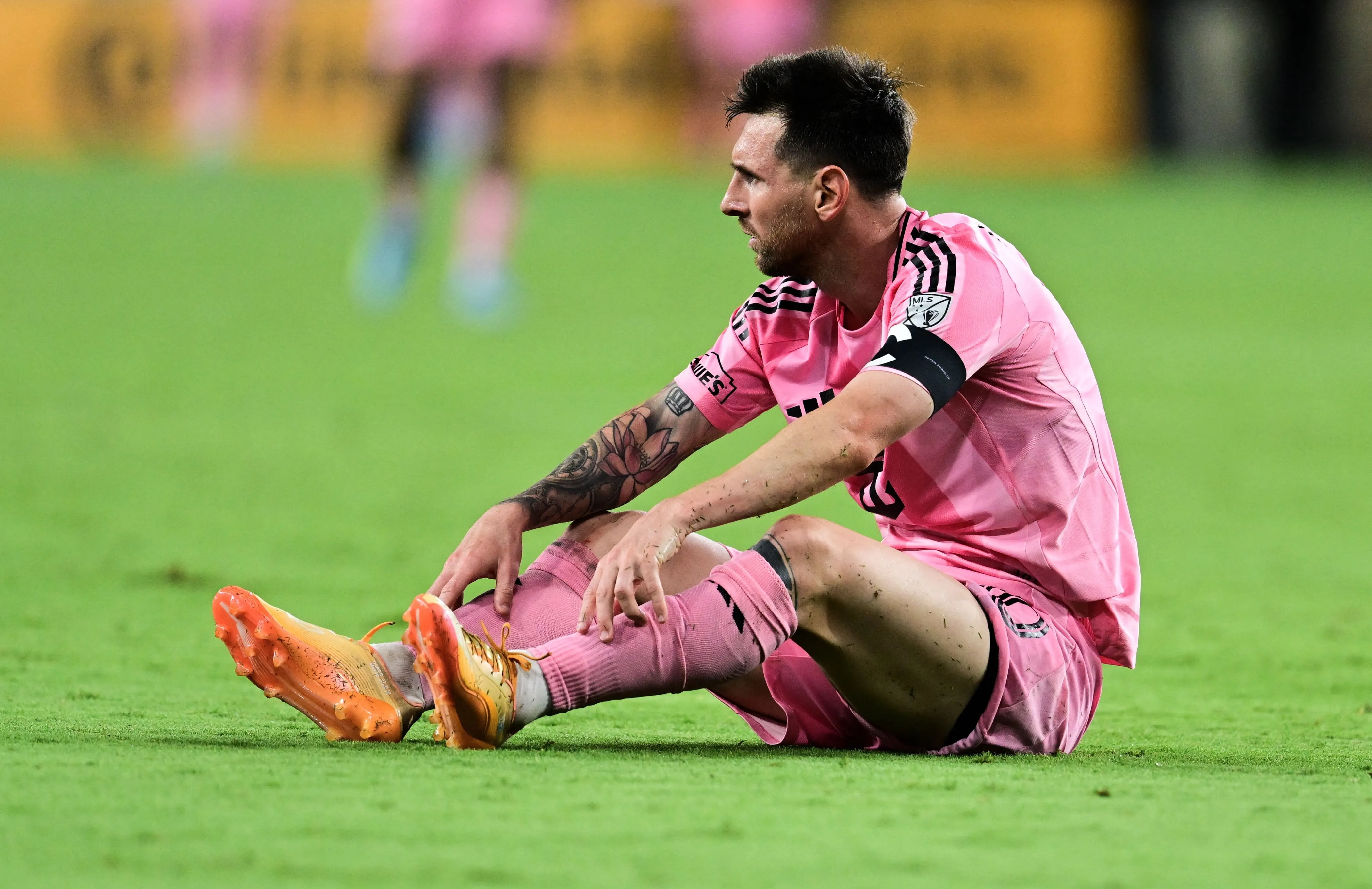 Às vésperas da Copa, Messi é substituído com dores na coxa e vai direto para o vestiário em jogo do Inter Miami