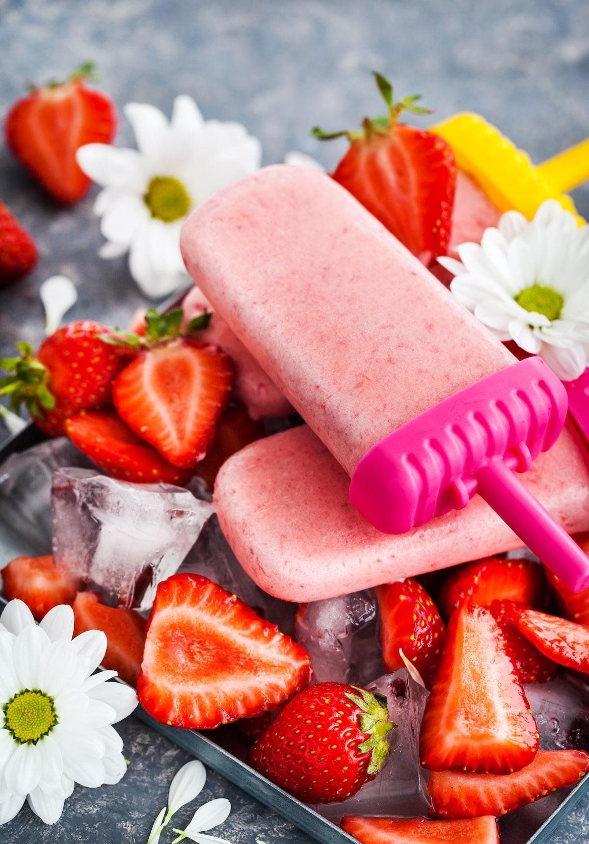 Receita simples e refrescante de picolé de morango