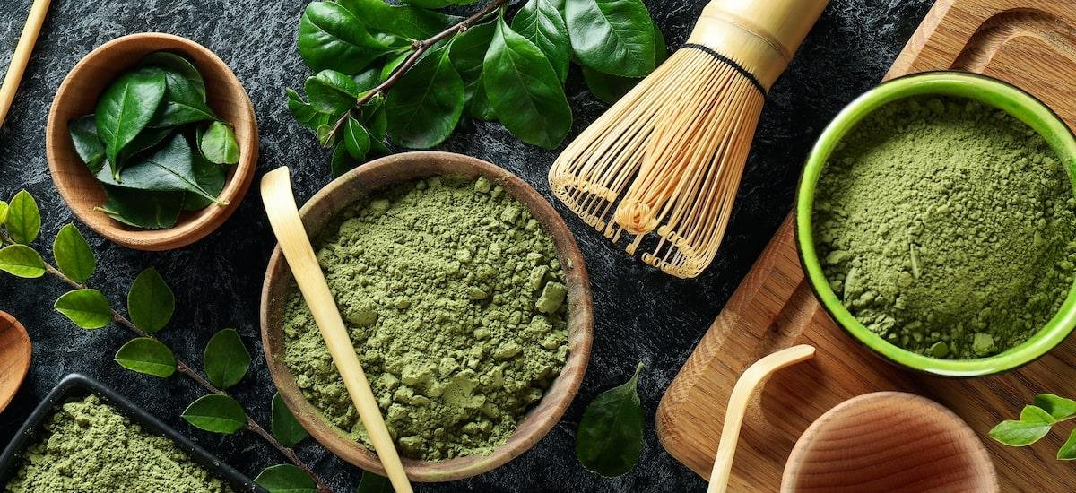 Conheça os benefícios do matcha e como preparar o chá verde em pó