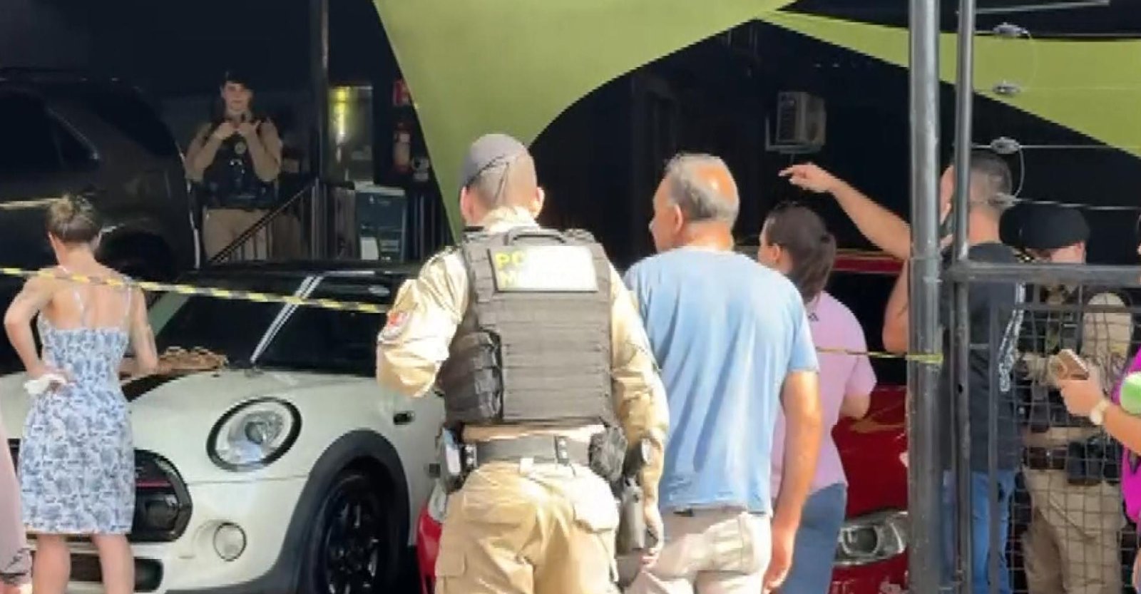 Pai e filho são mortos a tiros dentro de loja de carros em Cascavel | G1