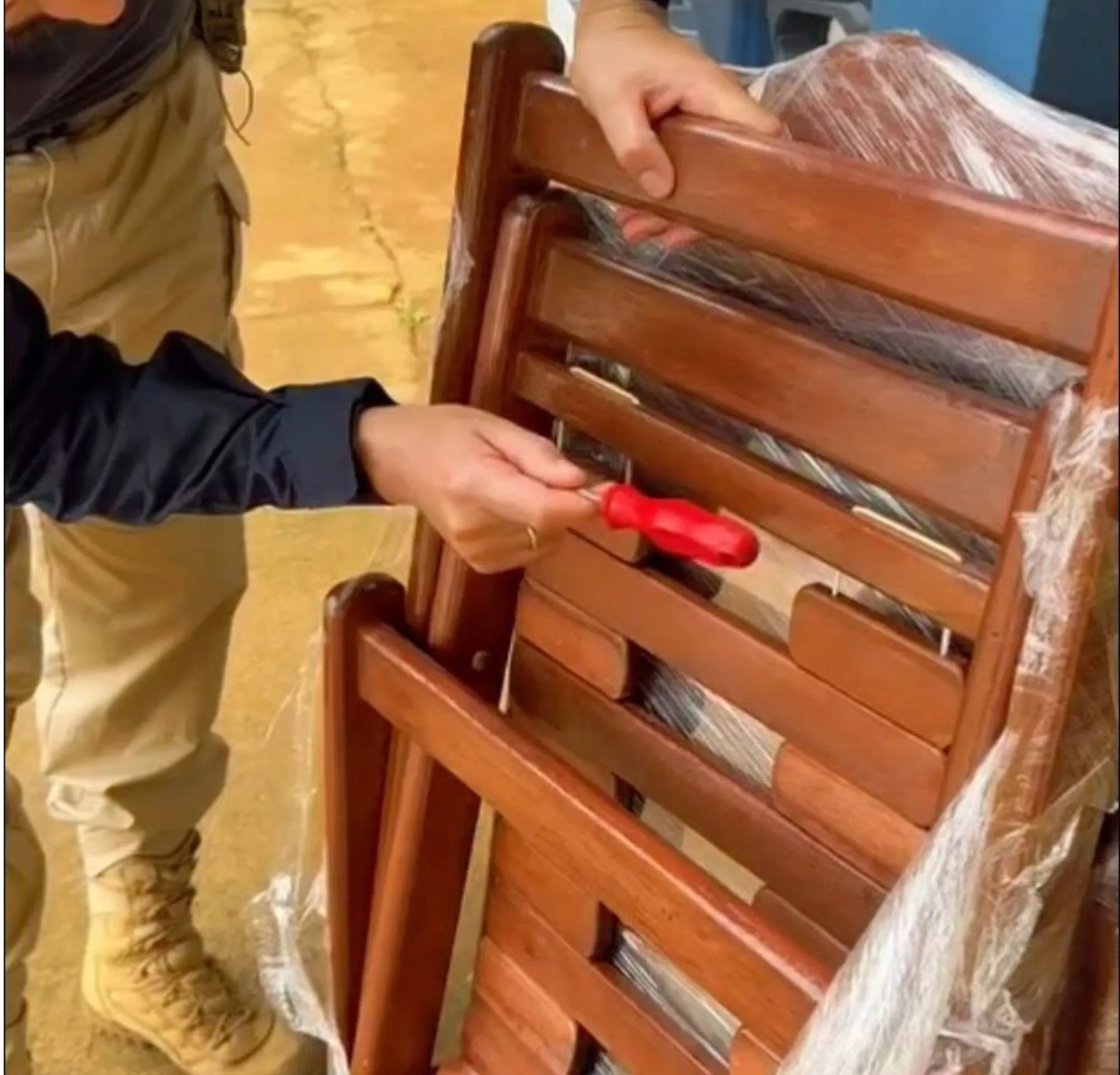 Polícia encontra droga escondida dentro de cadeiras de madeira | G1