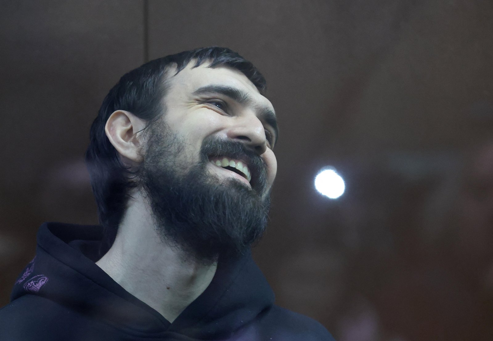 Comediante russo acusado de contar piada ofensiva sobre veterano da guerra na Ucrânia é condenado a quase seis anos de prisão | G1