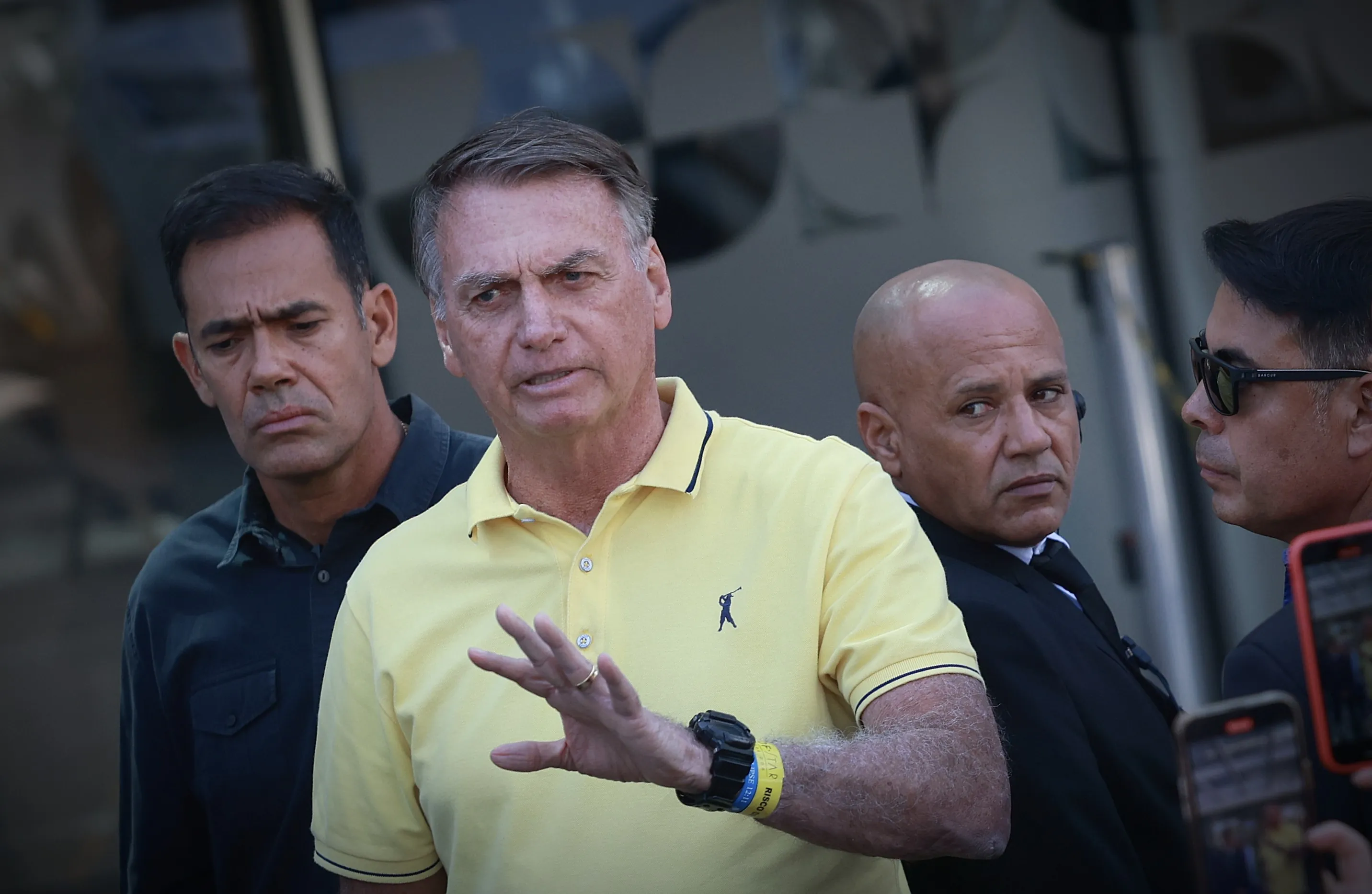 Bolsonaro continua estável, sem febre, mas prossegue sem previsão de alta, diz boletim médico