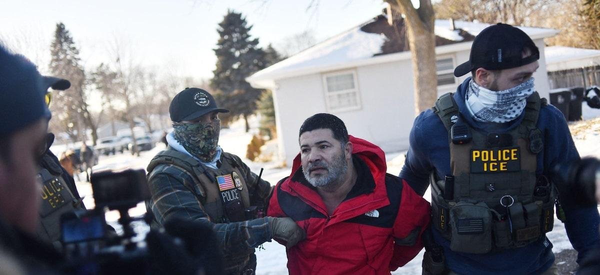 Como os agentes de imigração dos EUA se tornaram um grupo paramilitar de Donald Trump