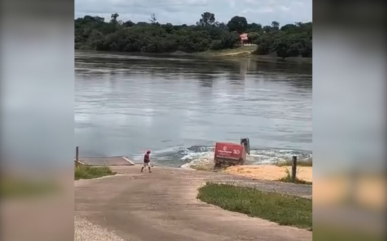 Carreta cai no rio e motorista fica desolado assistindo; Vídeo | G1