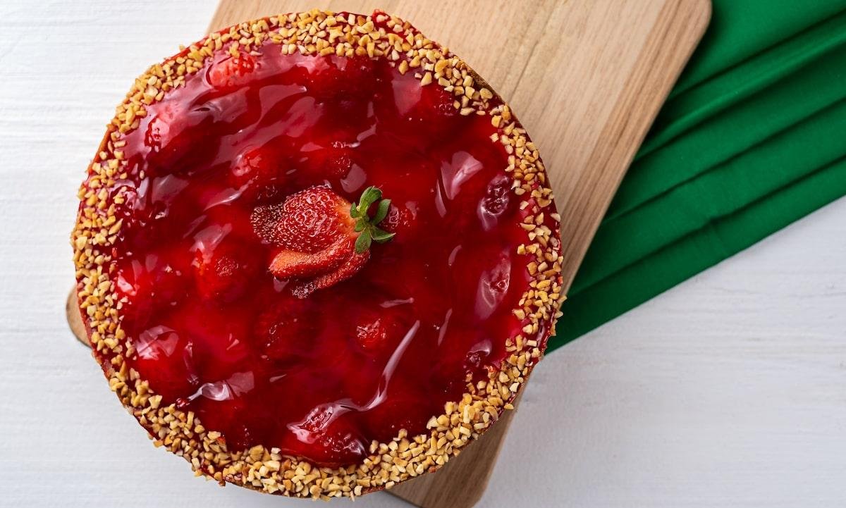 Como fazer torta de morango com biscoito maisena?