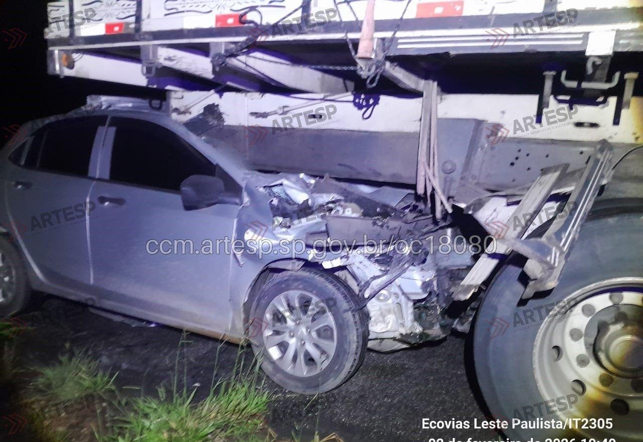 Motorista de carro morre após colidir com traseira de caminhão em SJC | G1