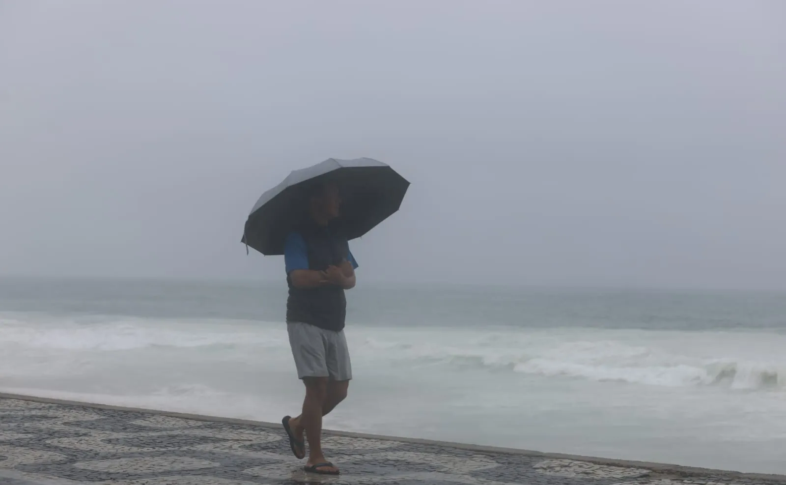 Ciclone se forma no oceano, organiza frente fria e leva chuva generalizada para Rio, SP e MG; Sul terá granizo e frio 'congelante'
