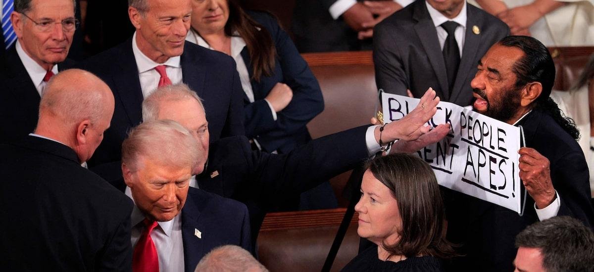 Democrata é retirado do Congresso americano após protesto contra vídeo racista publicado por Trump