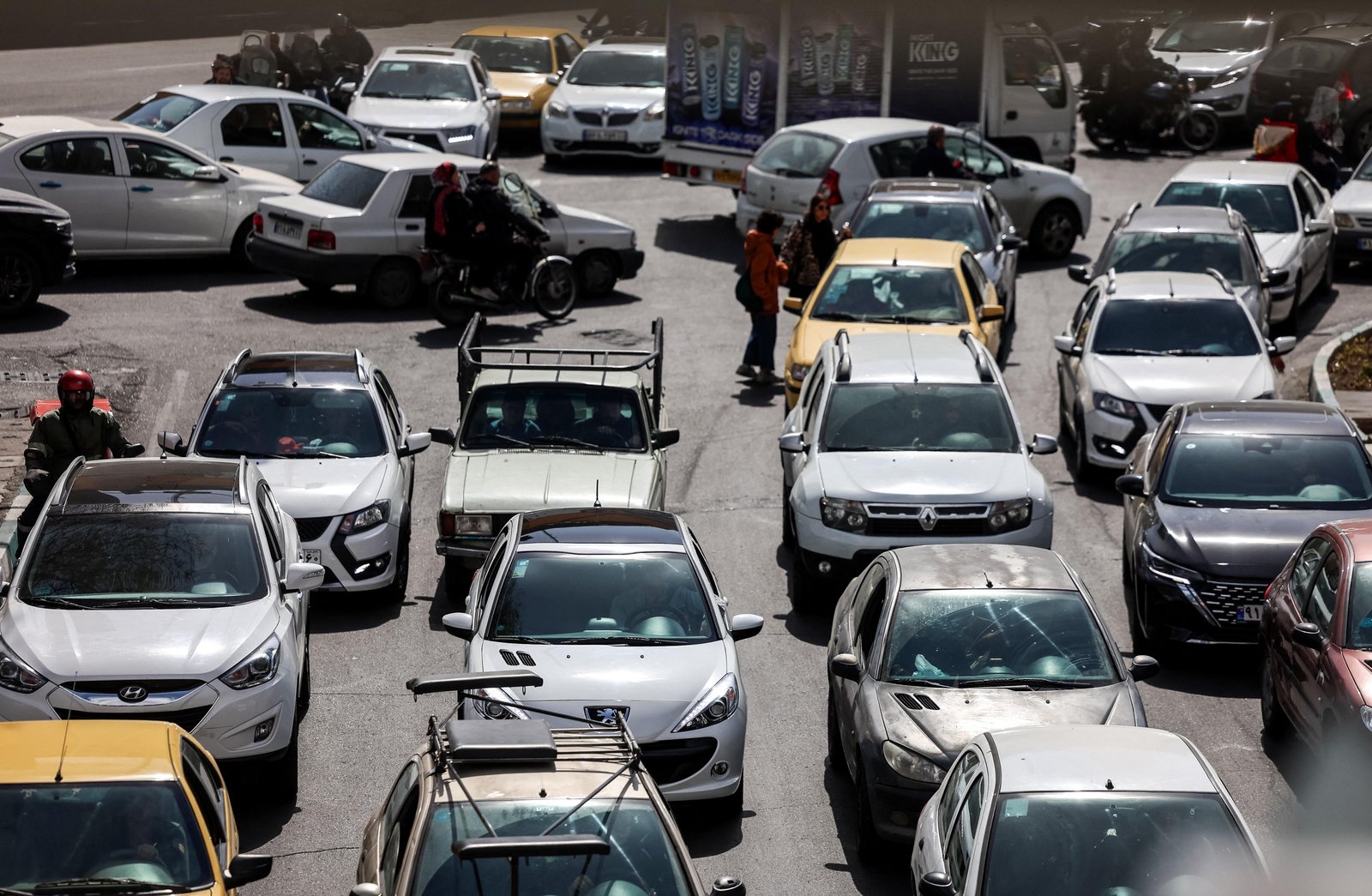 Caos e pânico em Teerã: Bombardeios de EUA e Israel provocam clima de tensão na capital iraniana