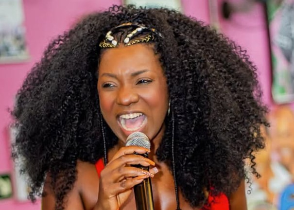 Morre aos 49 anos a cantora e sambista Adriana Araújo em Belo Horizonte: 'Momento de dor'