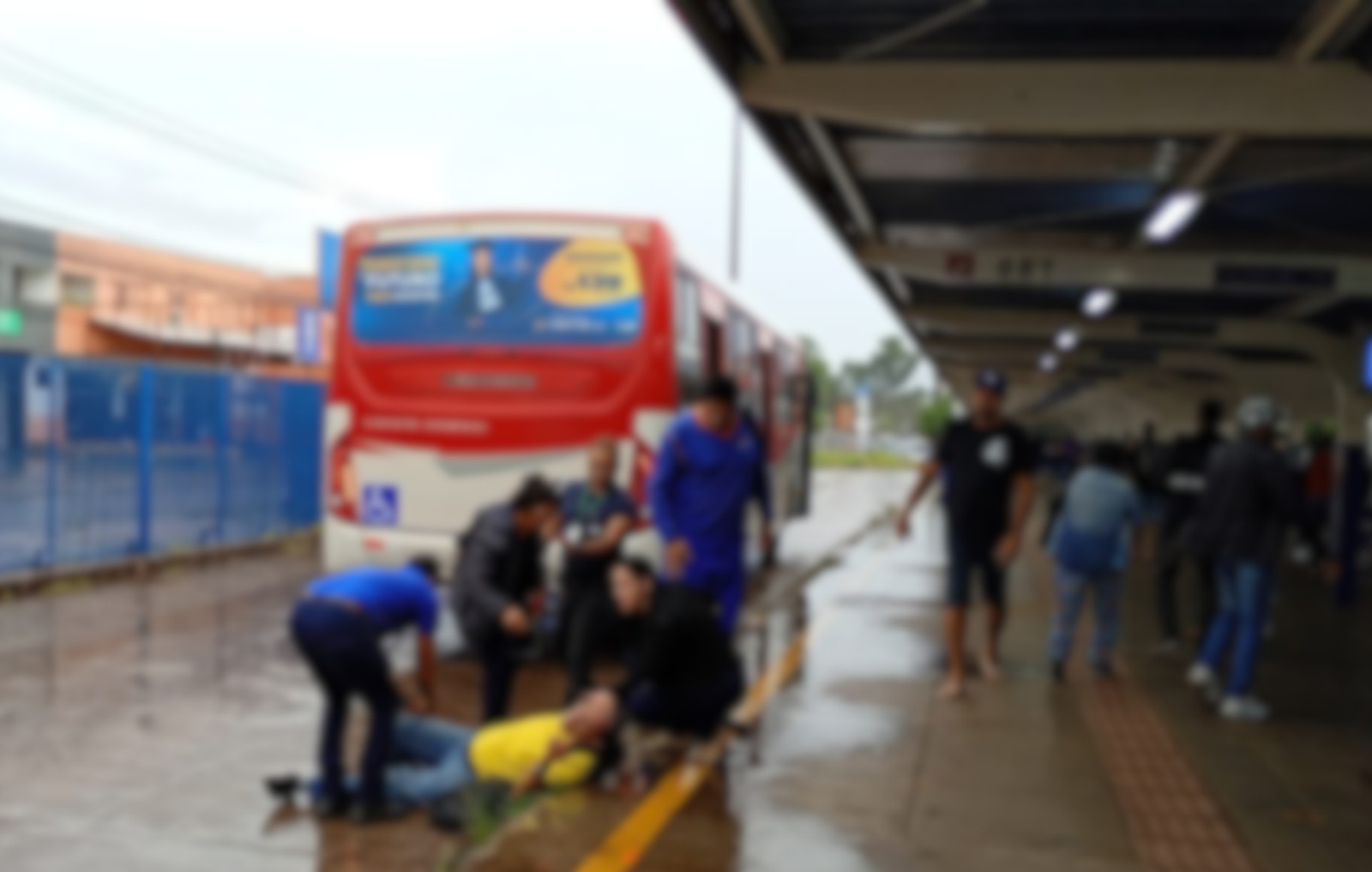 Passageiro fica ferido após acidente com ônibus em terminal | G1