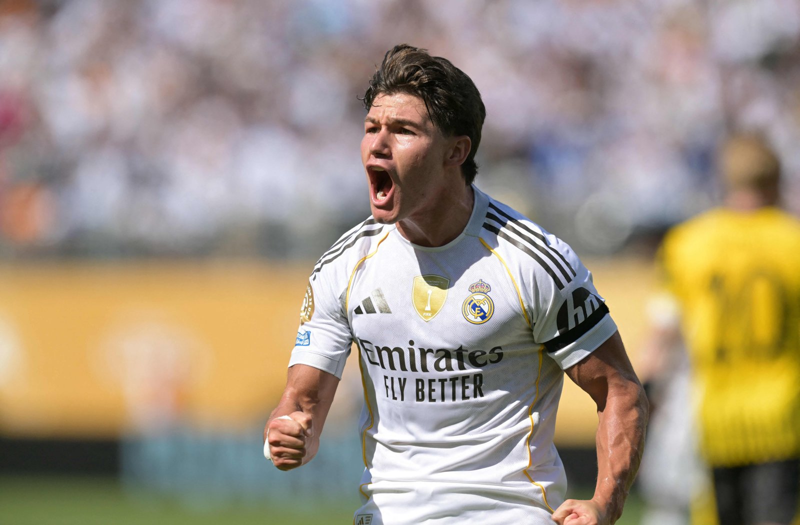 Sem espaço no Real Madrid, lateral deseja deixar o clube e 'não aguenta mais' treinador, diz jornal