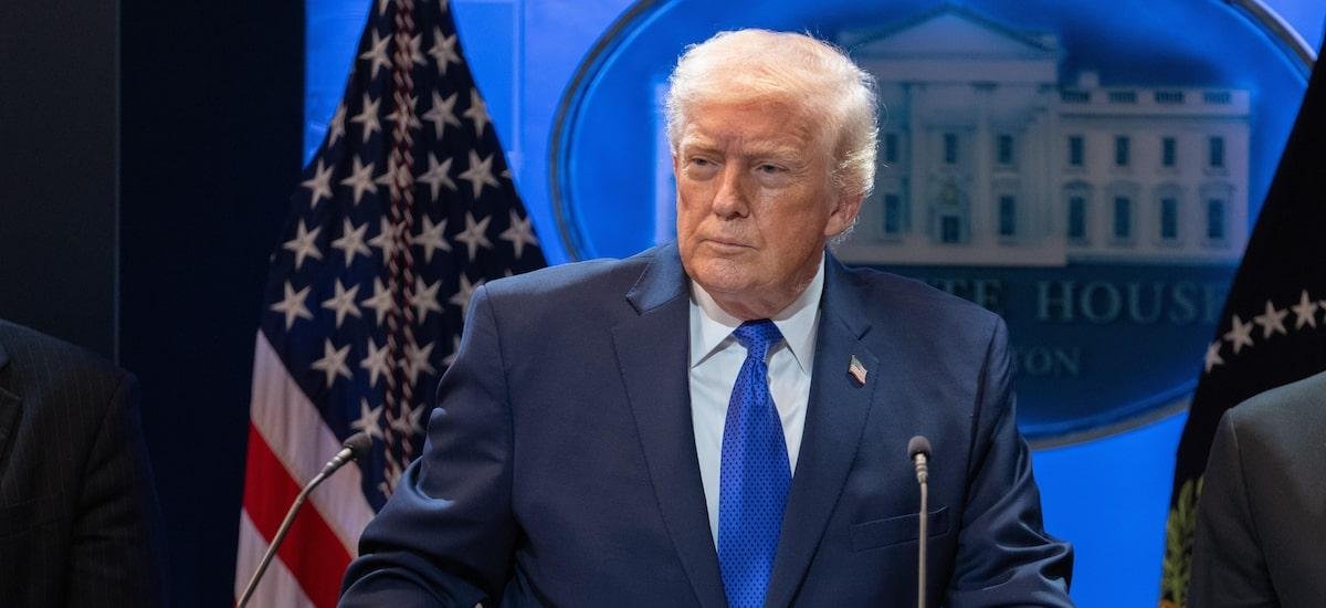 Caso Epstein: arquivos que relacionam Trump a abuso de menor foram ‘escondidos’, diz rádio dos EUA