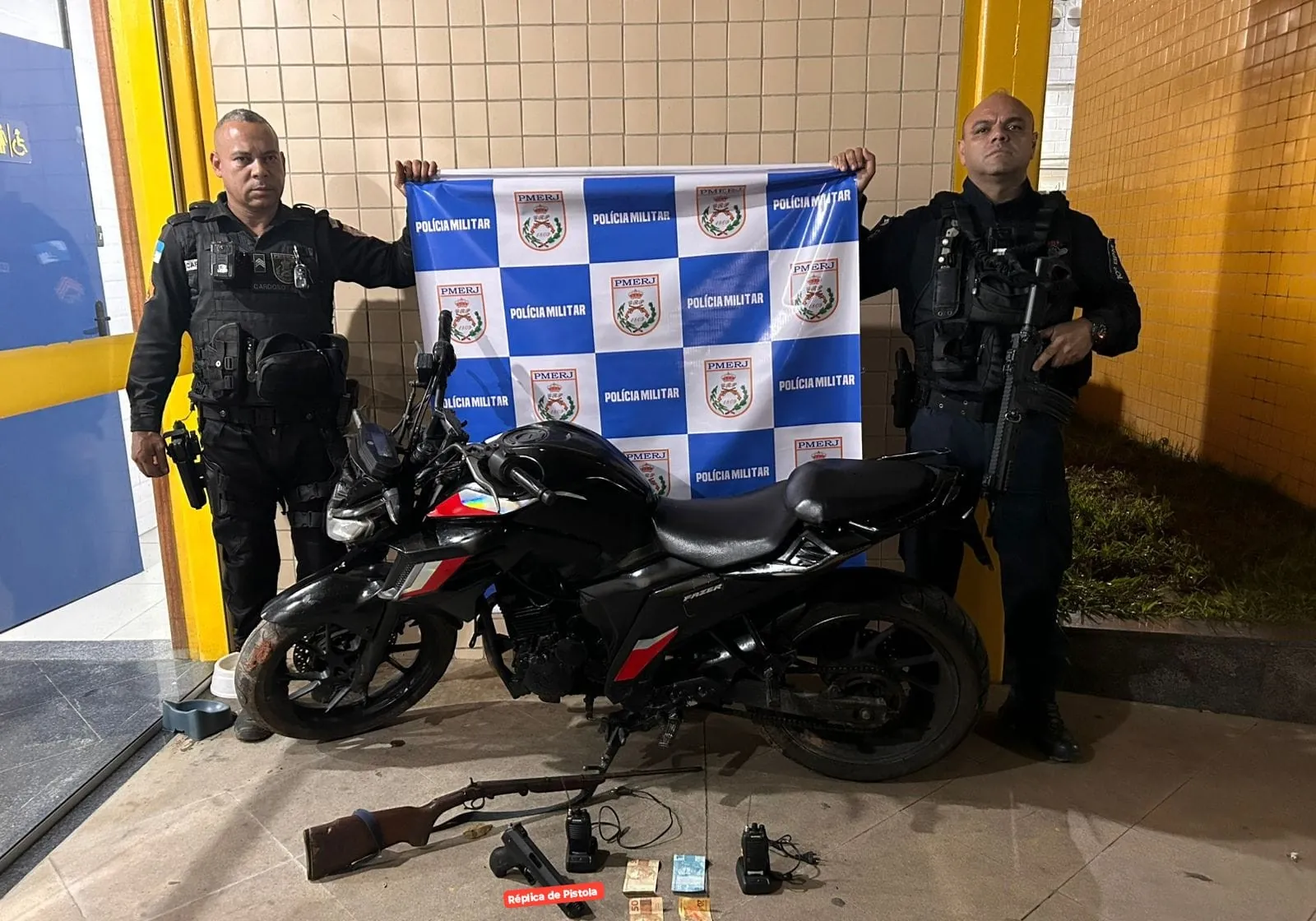 Prisão em Valença: PM apreende espingarda e moto sem placa | G1