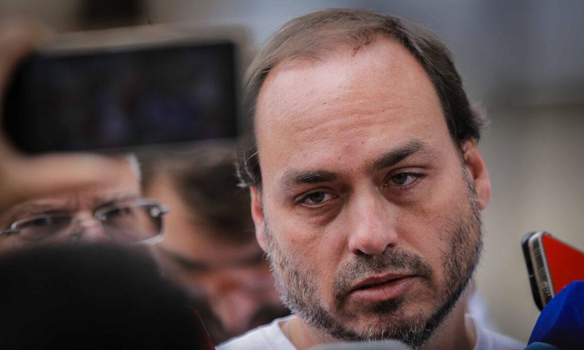 Carlos diz que Bolsonaro está “abatido” na cadeia e culpa Mauro Cid