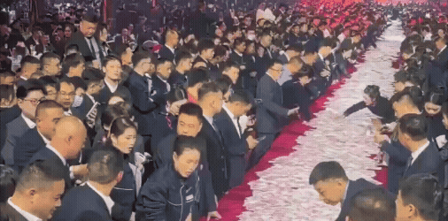 Empresa chinesa distribui US$ 26 milhões em dinheiro vivo para funcionários; vídeo