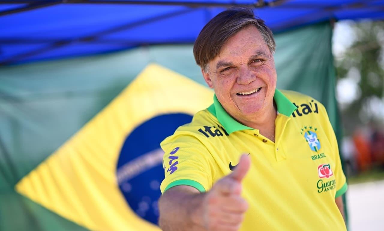 Com Bolsonaro preso, sósia marca presença em protesto da direita no DF