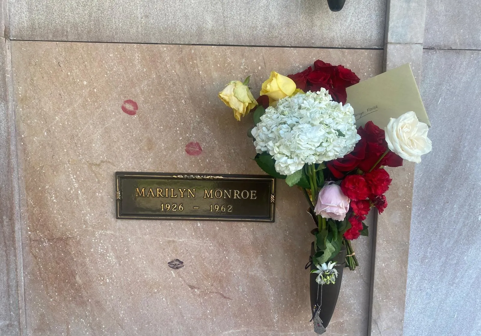 Como Marilyn Monroe se tornou a primeira edição da revista Playboy e ela ficou ligada a Hugh Hefner