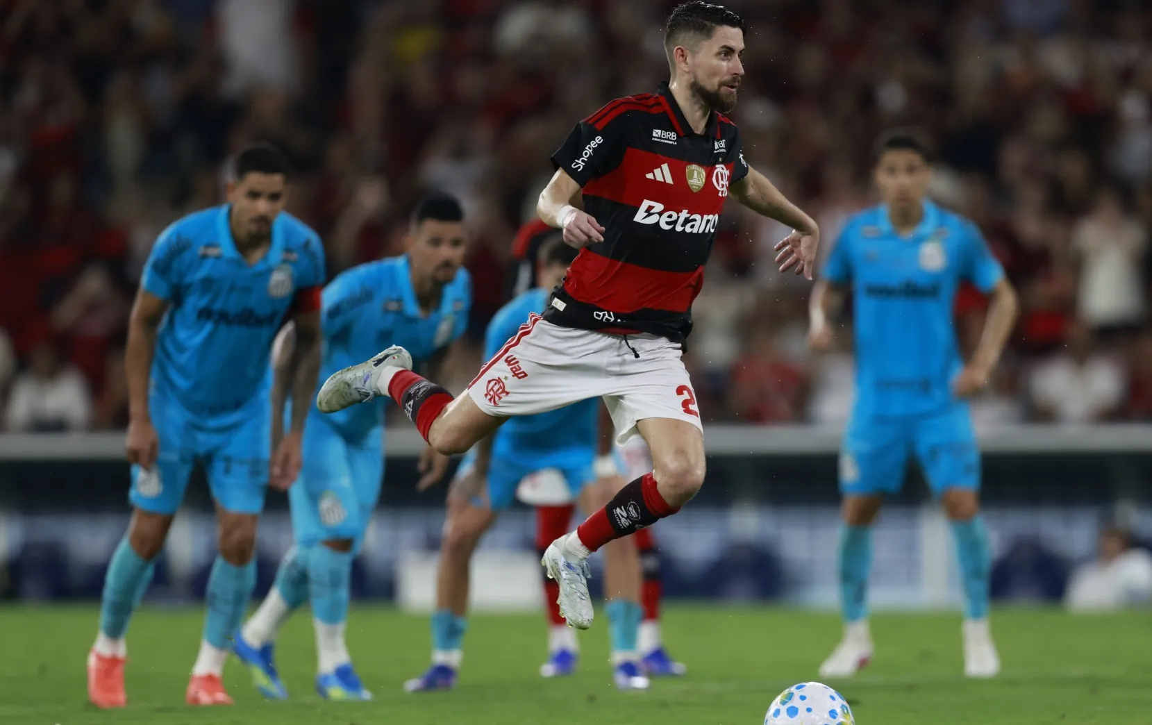 Flamengo começa mal, é vaiado no Maracanã, mas vira sobre o Santos