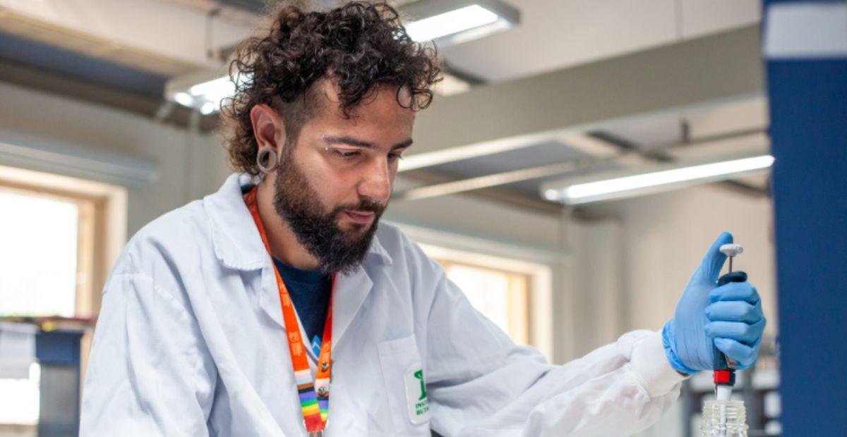 Jovem troca o medo pela ciência e estuda veneno de formiga como cura | G1