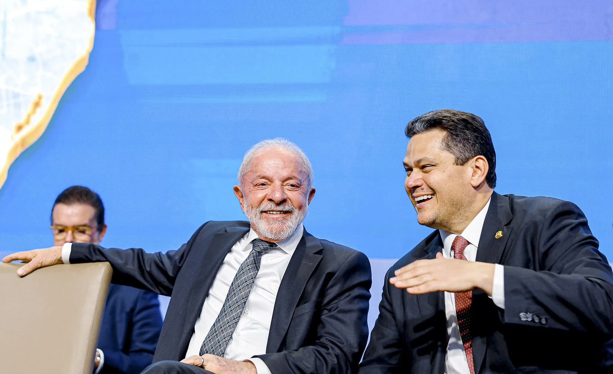 Após reaproximação, Alcolumbre e Lula trocam afagos em evento da Petrobras no Amapá