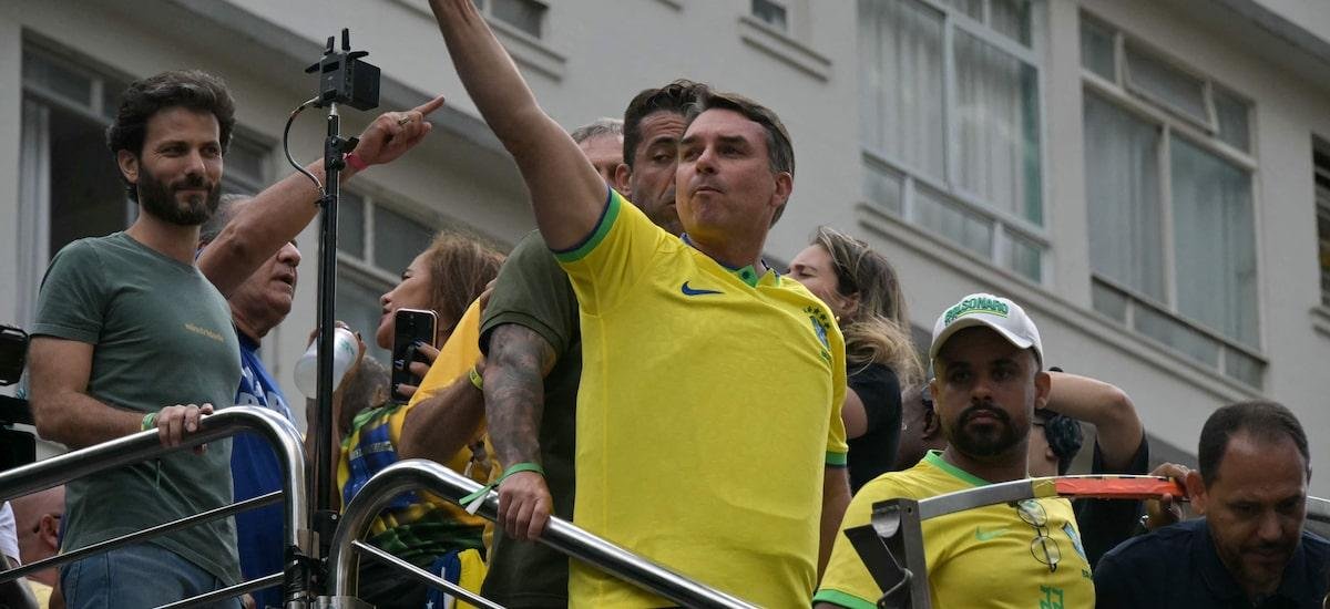 Por que Flávio Bolsonaro usou colete em ato na Avenida Paulista