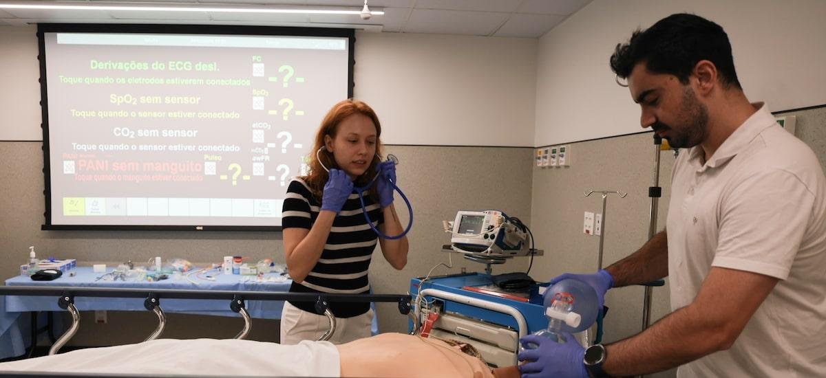 Como tecnologia e empatia estão redefinindo a formação dos novos médicos