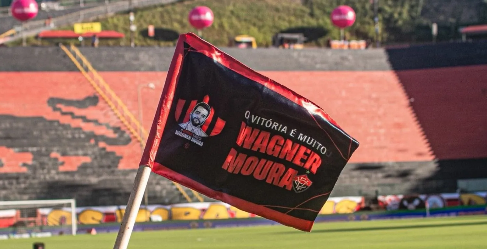 Vitória presta homenagem a Wagner Moura em jogo do Brasileirão; veja fotos