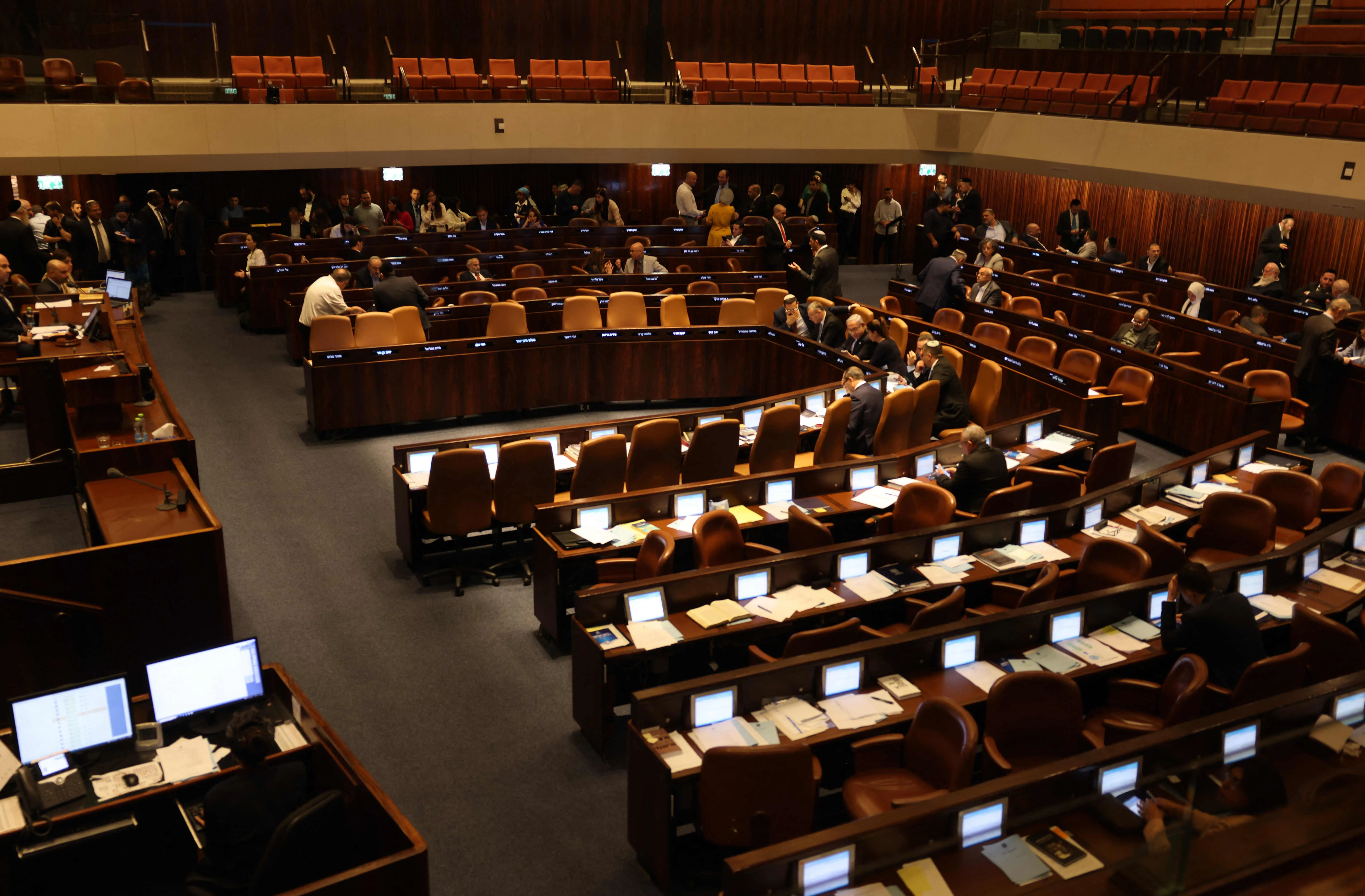 Parlamento de Israel aprova orçamento de 2026 com aumento significativo nos gastos com defesa